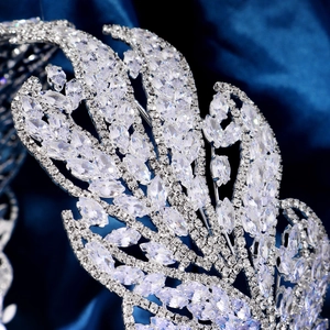 Détail d'un diadème de mariée en zircons marquise sur fond de soie bleu foncé