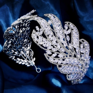 Détails de la tiare de mariée en argent avec zircons brillants sur fond de satin bleu foncé