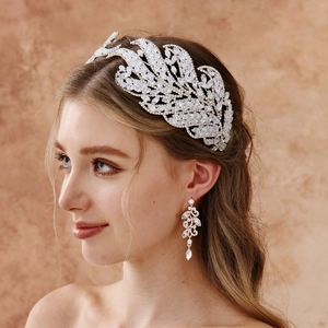 Détail d'un serre-tête de mariée de luxe et boucles d'oreilles avec cristaux brillants