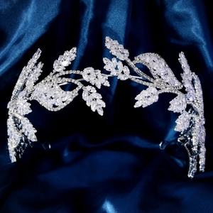 Détail d'un diadème de mariée en argent avec zircons sur satin bleu nuit