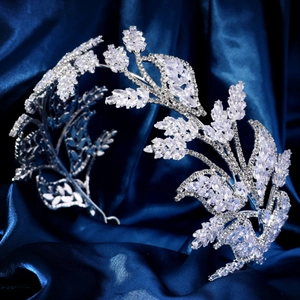Détail macro du diadème de mariée argenté avec des feuilles de cristal étincelantes