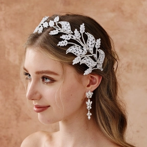 Détail d'un serre-tête de mariée en zircon de luxe et boucles d'oreilles fleuries assorties