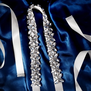 Elegante cintura da sposa con cristalli scintillanti a foglia su nastro di seta