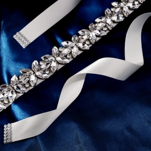 Elegante cintura da sposa con strass a foglia d'argento su nastro di raso bianco