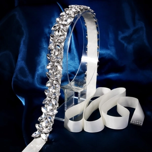 Elegante cintura da sposa con cristalli di strass su nastro di seta bianca per matrimoni