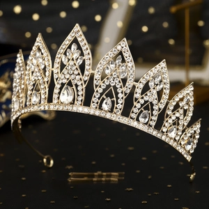 Nahaufnahme der goldenen Gothic-Tiara mit funkelnden Strasssteinen auf dunklem Grund