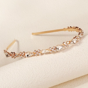 Serre-tête fin doré élégant orné de strass luxueux avec un motif floral raffiné