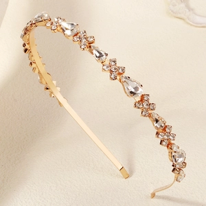 Détail du serre-tête fin doré de luxe avec des strass en forme de gouttes alternées
