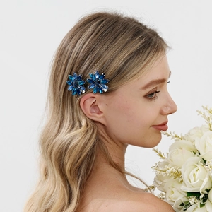 Detail van een model met sprankelende blauwe kristallen bloem haarspelden voor bruiloften