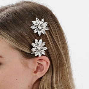 Detailopname van fonkelende bloemenhaarspeldjes met strassteentjes op een model