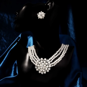 Elegante set da sposa con collana di perle a quattro fili e orecchini a fiore per nozze