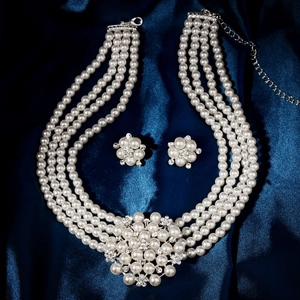 Set collana di perle multistrato e orecchini con decorazione a fiore di cristallo