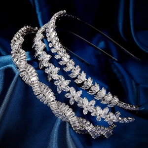 Vue détaillée de trois serre-têtes en zircon argenté aux styles élégants pour mariages