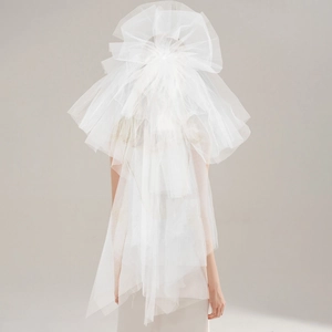 Détail macro d'un voile de mariée volumineux montrant la texture légère du mesh multicouche