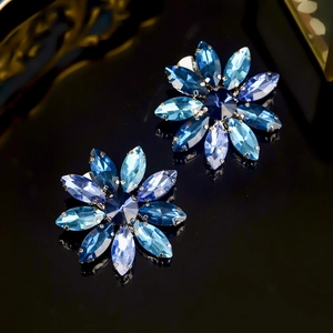 Macro-opname van een bloem haarclip met blauwe strass-steentjes en een legering zetting