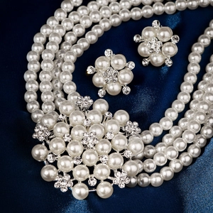 Lussuoso set da sposa con collana di perle a quattro strati e orecchini a fiore su seta blu