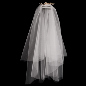 Détail du peigne à voile de mariée avec perles blanches, cristaux et tulle délicat