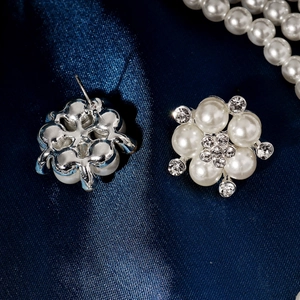 Eleganti orecchini da sposa a perla floreale in lega d'argento con zirconi lucenti