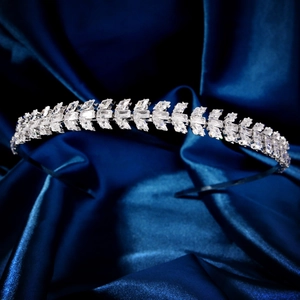 Serre-tête tiare argenté avec cristaux de zircone brillants sur fond de satin bleu chic