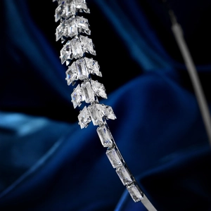 Détail macro du serre-tête de luxe avec zircons taille baguette sur base en métal argent