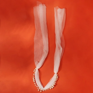 Détail d'un voile de mariée blanc avec perles faites à la main et bords en tulle doux
