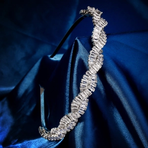 Serre-tête luxueux en cristal avec zircons sur fond élégant en satin bleu foncé