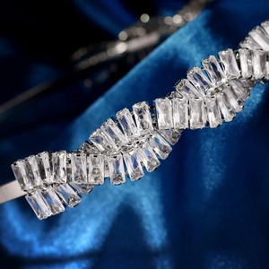 Détail macro du serre-tête de luxe avec zircons taille baguette sur base argentée