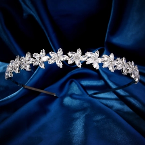 Gros plan du serre-tête floral en zircon étincelant sur un fond élégant en soie bleue