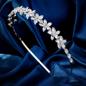 Serre-tête fleur argenté avec cristaux de zircone marquise sur fond de soie bleue