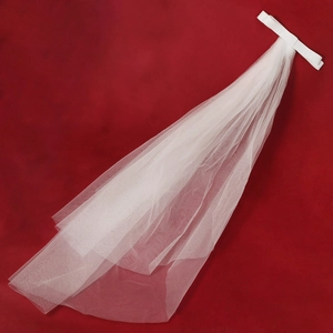 Gros plan du voile de mariée blanc à plusieurs couches avec un nœud décoratif élégant