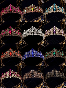 Collage de couronnes baroques avec cristaux colorés et strass en divers coloris variés
