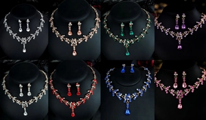 Vue macro de parures bijoux de mariée en cristal avec colliers et boucles en huit couleurs
