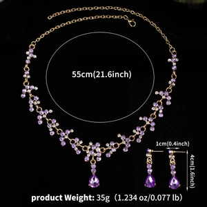 Détail de la parure collier et boucles d'oreilles en cristaux violets avec chaîne or