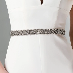 Dettaglio di una cintura da sposa fatta a mano con strass scintillanti e perline argentate