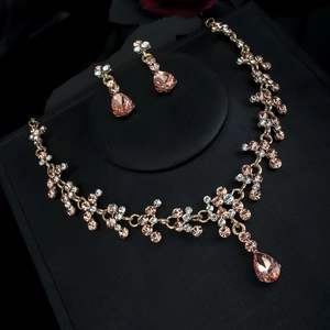 Vue détaillée des cristaux champagne en forme de poire sur le collier et les boucles