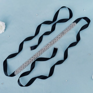 Dettagli di perline di strass argentati su cintura in raso nero per abiti da sposa