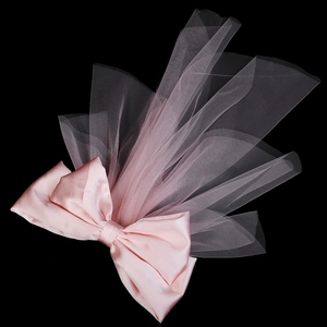 Détail d'un voile à nœud en satin rose avec tulle multicouche pour coiffure de mariée