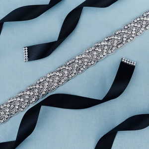 Cintura da sposa fatta a mano con strass luccicanti e nastro in raso nero elegante