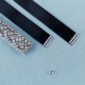Elegante cintura da sposa con strass fatti a mano su nastro di raso nero di alta qualità