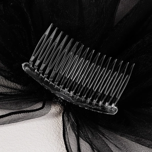 Vue macro du peigne à cheveux de mariée transparent à 20 dents en acrylique poli