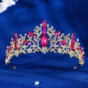 Détails de la couronne en métal doré avec strass blancs et pierres précieuses roses
