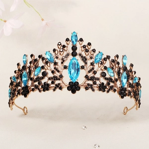 Vue détaillée de la couronne dorée avec gemmes bleues et perles noires
