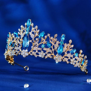 Détail de la couronne de mariée avec cristaux bleu ciel et feuilles dorées sur soie