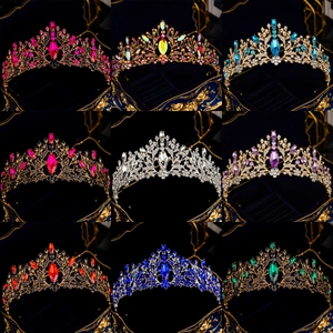 Affichage en grille de parures de bijoux couronne de mariée coréenne en divers cristaux