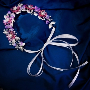 Rosa Kristall Blumen Stirnband mit weißen Perlen und Satinbändern für Hochzeiten