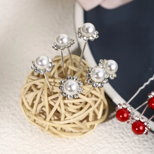 Vue macro d'épingles à cheveux en U avec perles brillantes et strass étincelants