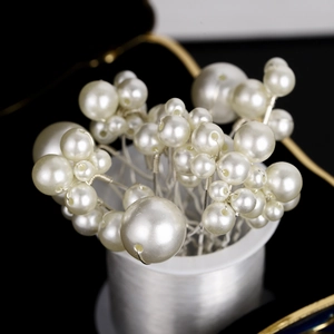 Détail de perles blanches élégantes sur des épingles à cheveux pour coiffure de mariée