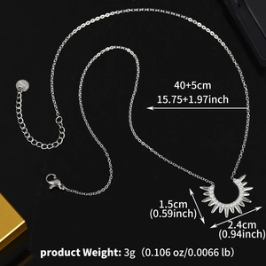 Details der silbernen Titanstahlkette mit Zirkon-Halbmondanhänger und Größenangabe