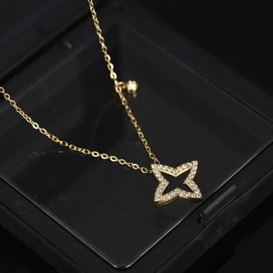 Detail der goldenen Sternkette mit Zirkonia auf schwarzer Schmuckschatulle