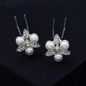 Détail d'épingles à cheveux fleur en argent avec perles et cristaux scintillants